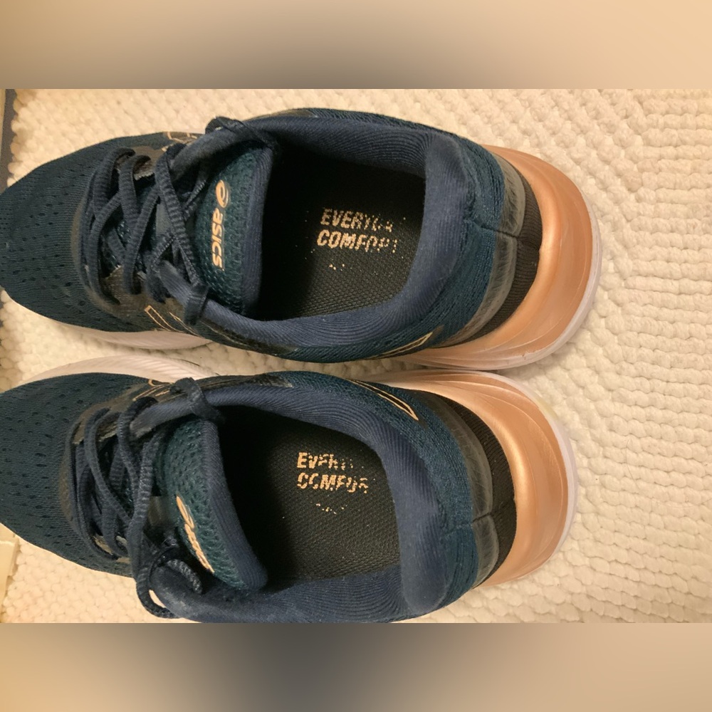 ASICS - Picture 5 of 10